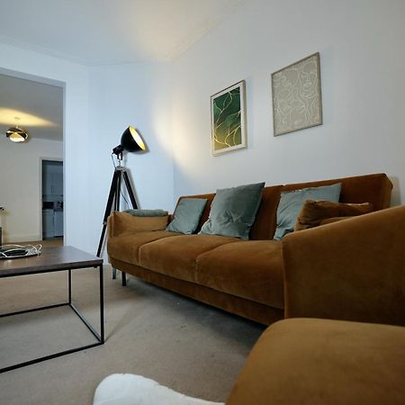 Spacious Two-Bedrooms House, Private Parking, Contractors, Relocators Oxford Bagian luar foto