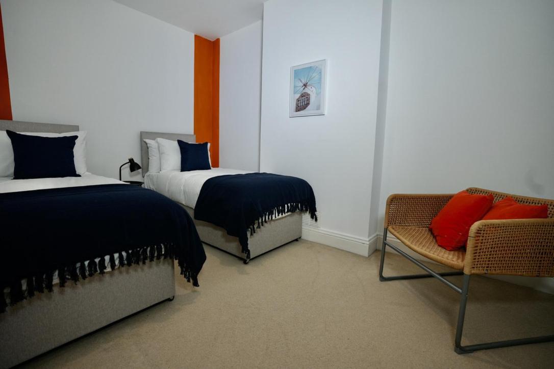 Spacious Two-Bedrooms House, Private Parking, Contractors, Relocators Oxford Bagian luar foto