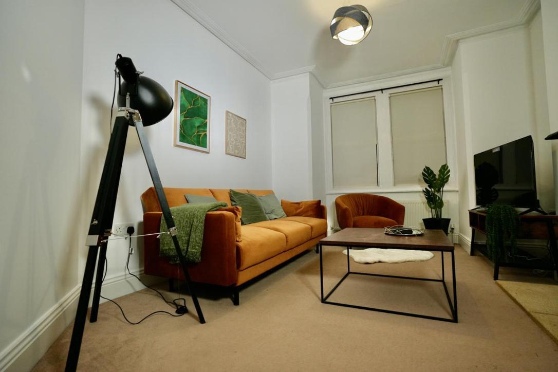 Spacious Two-Bedrooms House, Private Parking, Contractors, Relocators Oxford Bagian luar foto