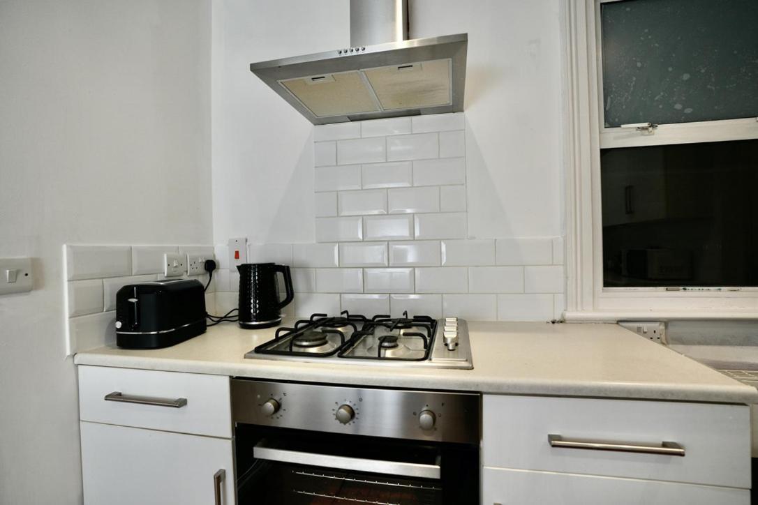 Spacious Two-Bedrooms House, Private Parking, Contractors, Relocators Oxford Bagian luar foto